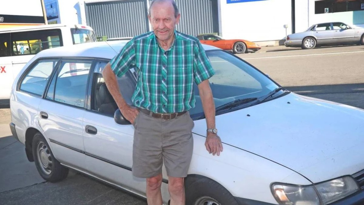Toyota Corolla estacionado na rua, após rodar 2 milhões de quilômetros com motor e câmbio originais.
