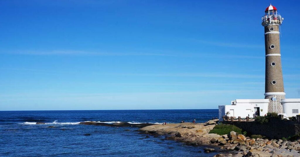 Farol de José Ignacio à beira-mar representa o charme dos cenários escolhidos por brasileiros para casamento no Uruguai