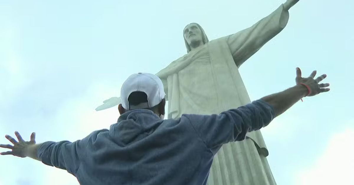 Pessoa em situação de rua visita o Cristo Redentor de braços abertos