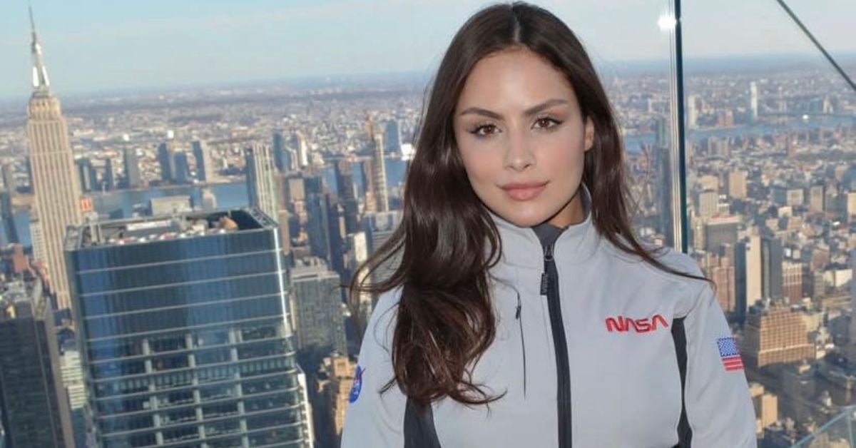 Primeira brasileira no espaço posa com traje da Nasa em frente ao horizonte de Nova York