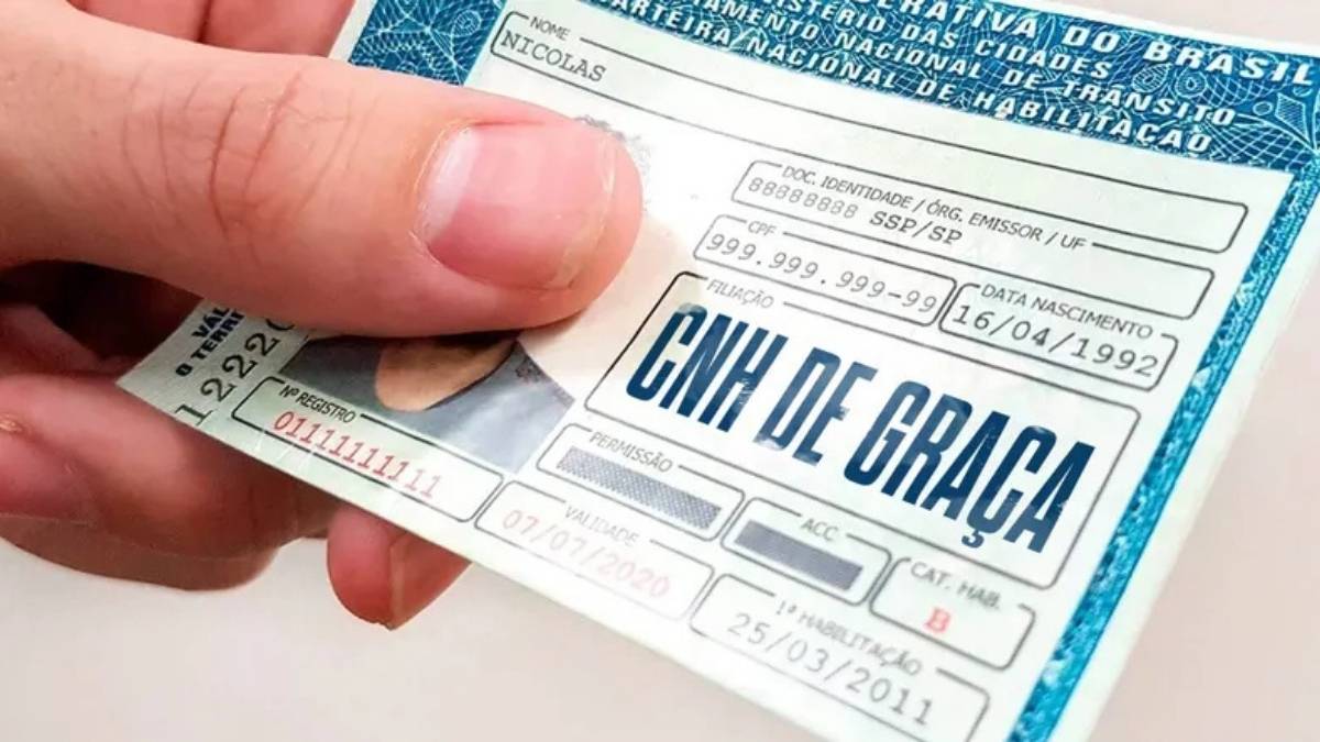 mão segurando o documento CNH após ser contemplado pela ampliação da CNH Social