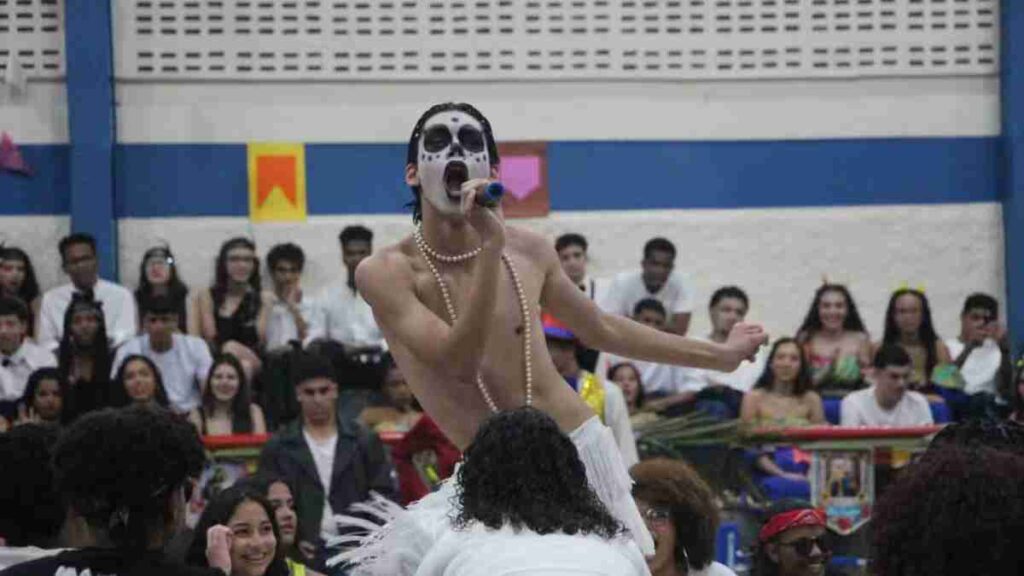 Cover Ney Matogrosso emociona e viraliza com mais de 1 milhão de views.