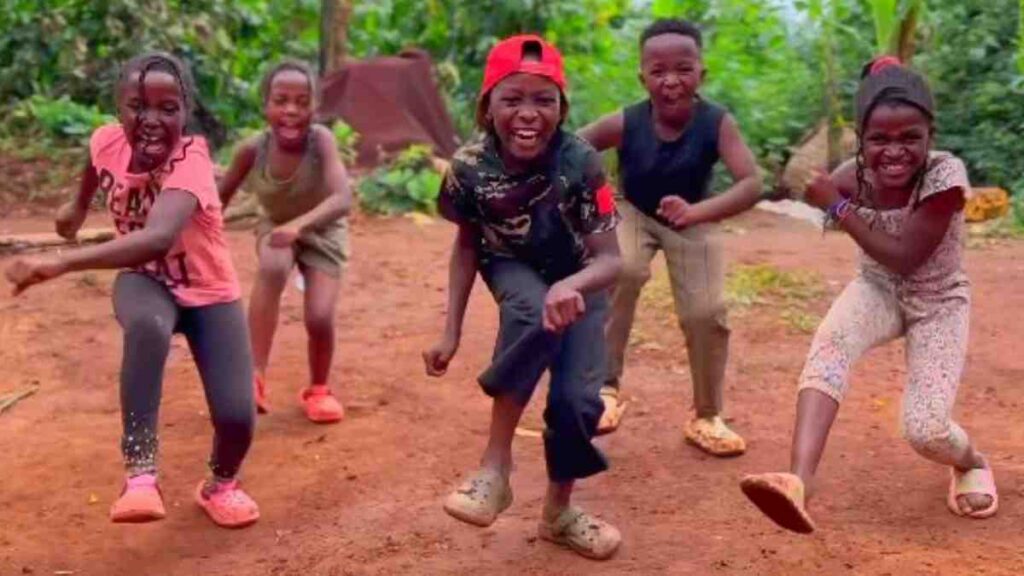 Crianças africanas dançarinas do Masaka Kids Africana durante performance alegre em Uganda