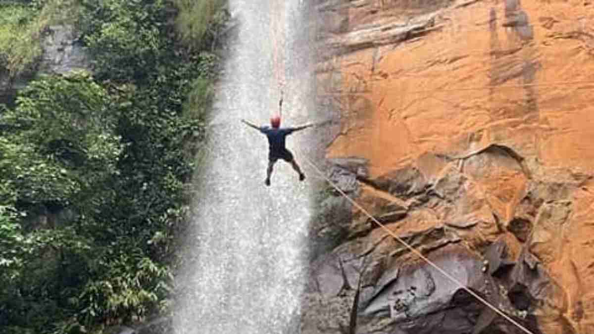 Pessoas praticando esportes radicais no Brasil em cenário natural