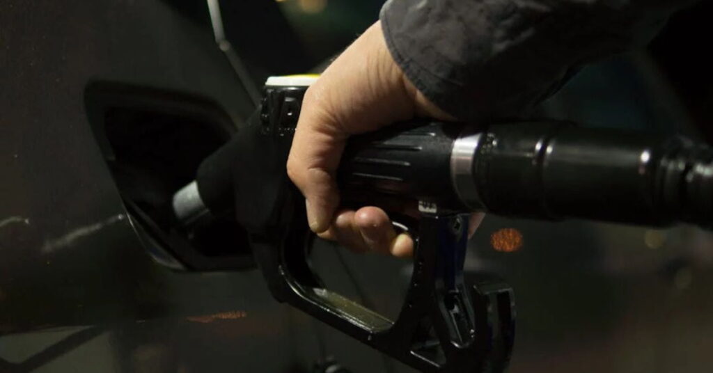 Gasolina sendo abastecida com cuidado para maior durabilidade