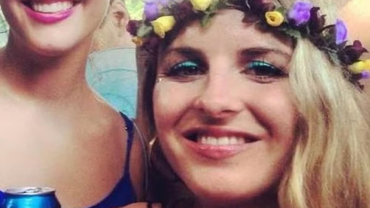 Jornalista britânica desaparecida em SP sorrindo durante evento