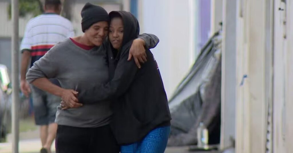 Mãe e filha em situação de rua se abraçam após reencontro