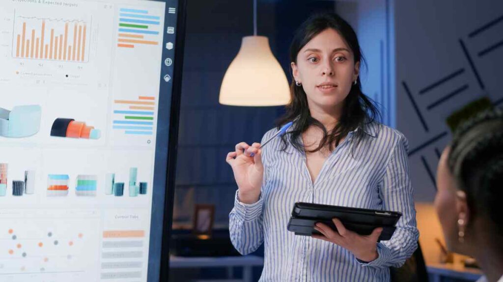 Profissional analisando dados de gestão comercial em tela digital