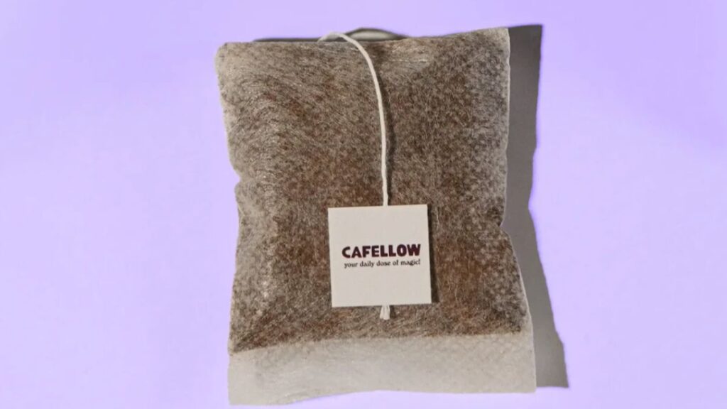 Café em sachê da Cafellow sobre fundo lilás.