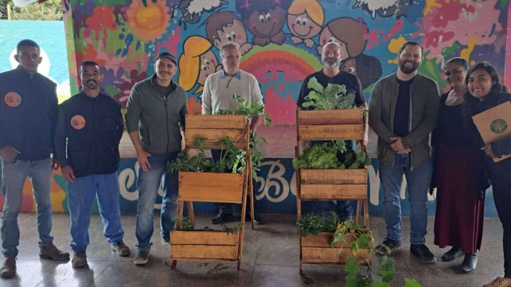 Hortas verticais em escolas do DF são entregues por equipe do Projeto Oikos em ação de educação ambiental