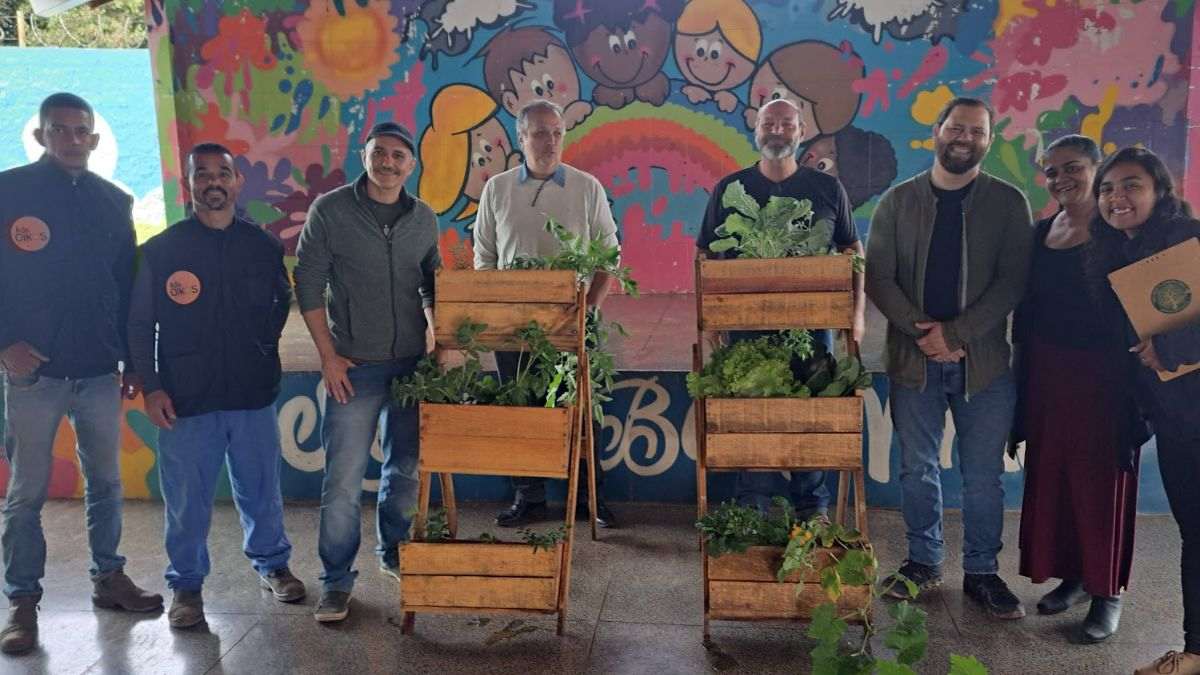 Hortas verticais em escolas do DF são entregues por equipe do Projeto Oikos em ação de educação ambiental