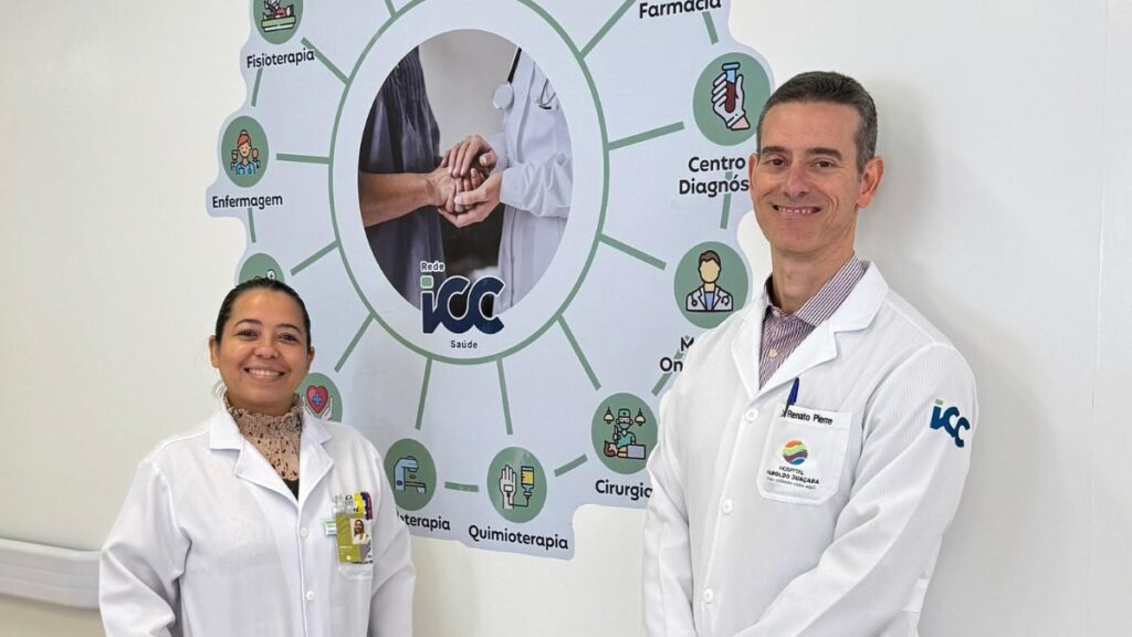 Equipe médica da Rede ICC Saúde diante do painel de atendimento oncológico integrado