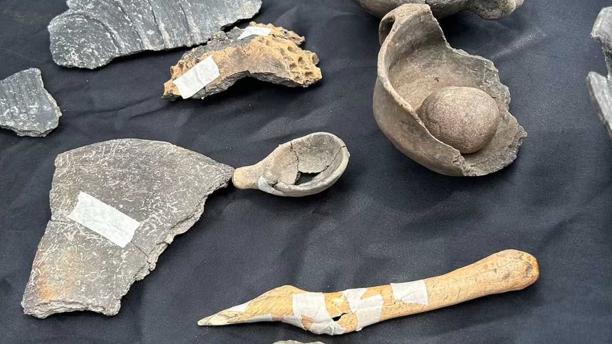 Sítio arqueológico em obras de estádio exibe ferramentas e cerâmicas com mais de 3.000 anos