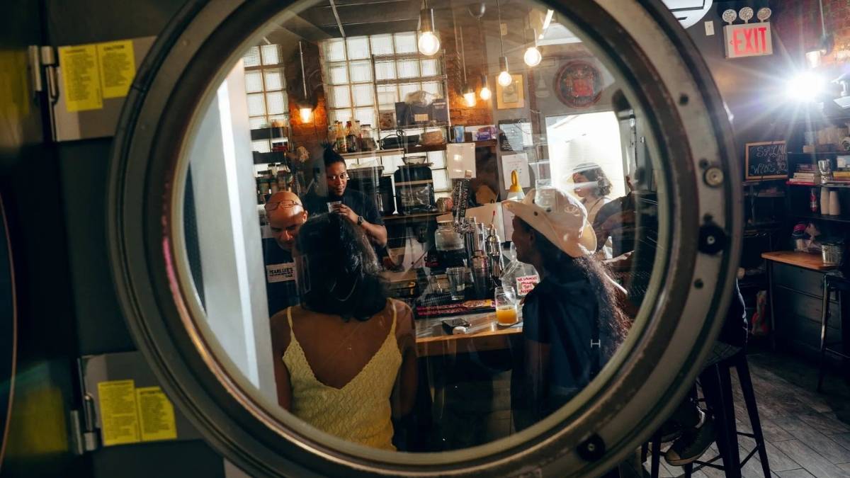 Vista interna do bar a partir da área de lavanderia no Pearl Lee’s Washtub.