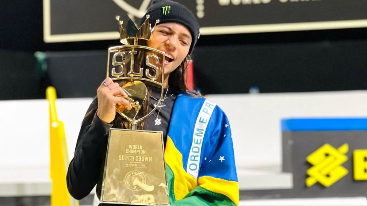 Rayssa Leal é a maior campeã de skate comemorando título da SLS em Brasília.