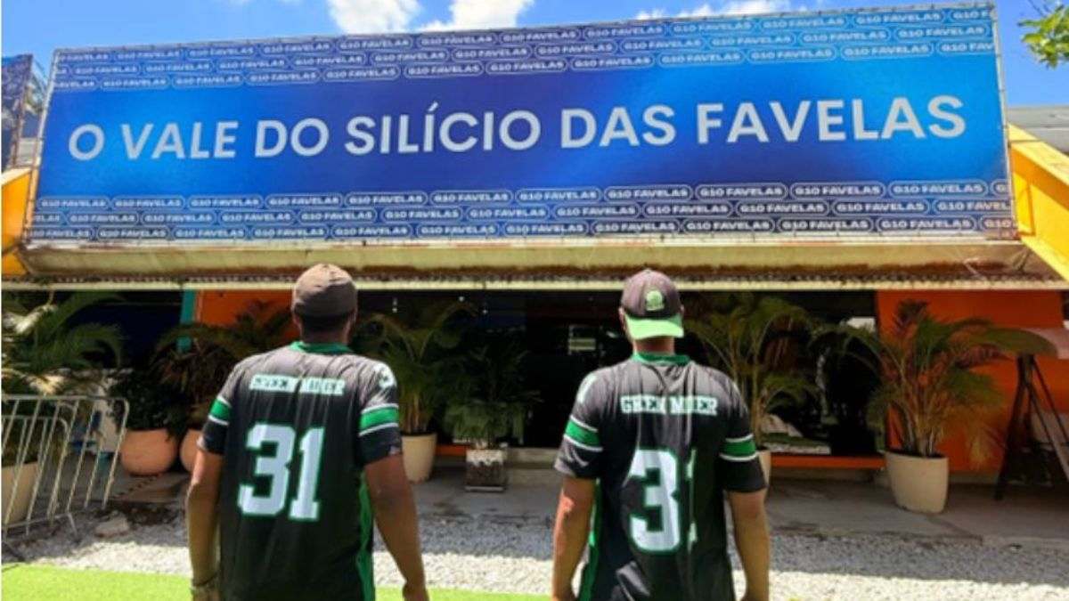 colaboradores da Green Mining em frente ao G10 Favelas, conhecido como “Vale do Silício das Favelas”, em Paraisópolis, São Paulo