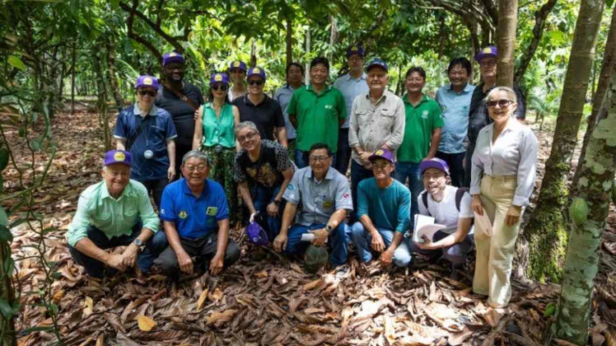Agro paraense com diplomatas e produtores rurais em visita a sistemas agroflorestais no Pará.