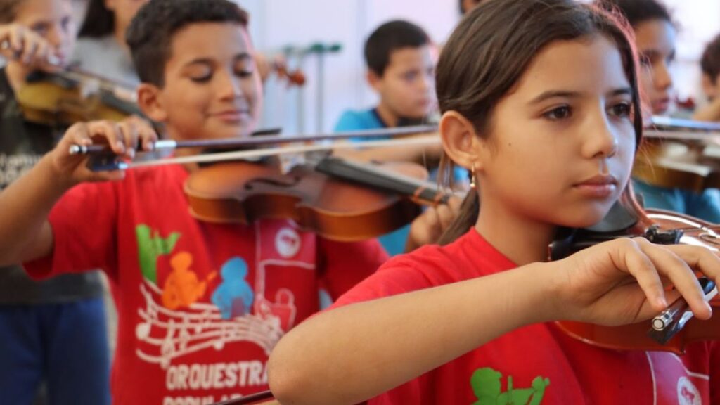 Crianças e jovens participam de aulas de música e cultivo coletivo no projeto Educação em Agroecologia no Paraná.