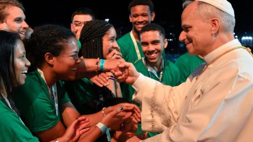 Fiéis participam do Jubileu dos Jovens em Roma com o Papa Leão XIV, durante missa campal histórica.
