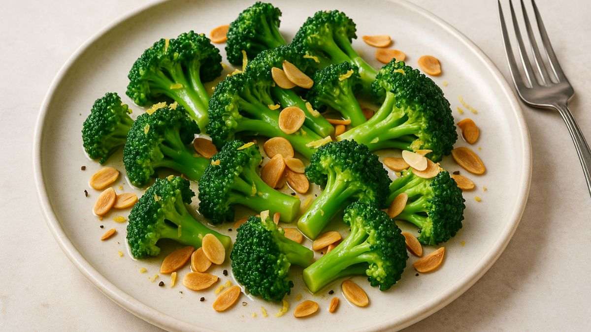 receita de brócolis ao alho e óleo servida em prato sofisticado