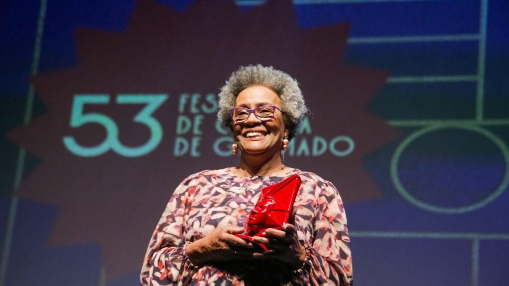 Atriz homenageada recebe troféu no festival de cinema de Gramado 2025