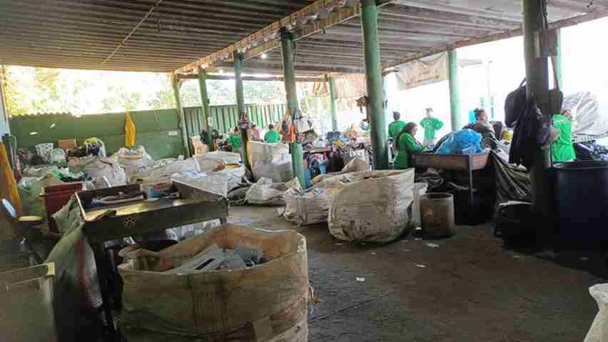 galpão coletivo que simboliza a integração de catadores à gestão de resíduos.