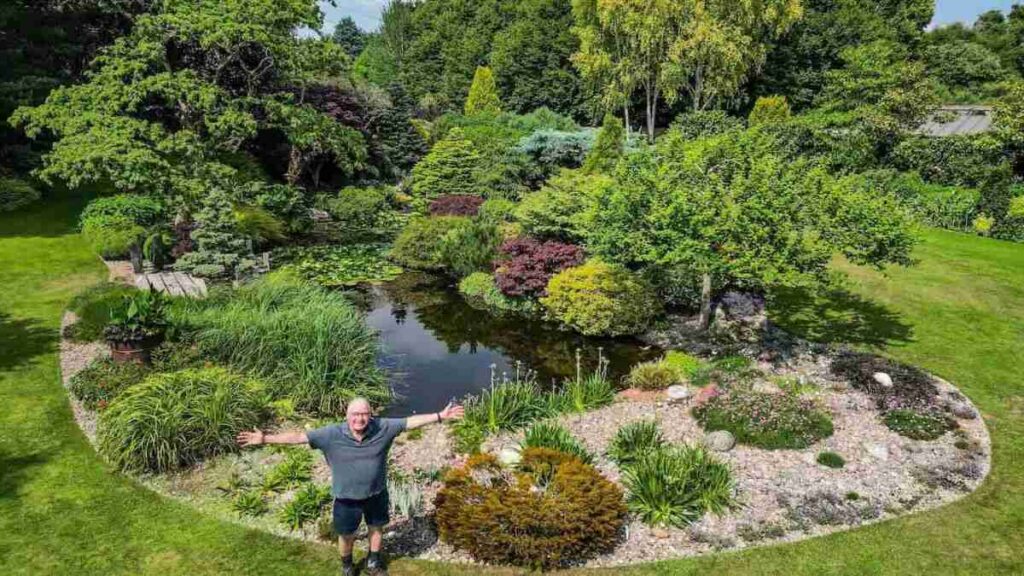 Fotografia mostra o jardim premiado de John Massey, com vegetação