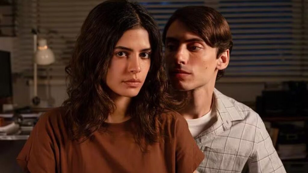 Cena da Série Dias Perfeitos com Julia Dalavia e Jaffar Bambirra