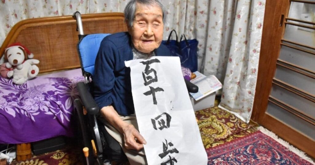 Centenários no Japão — mulher de 114 anos exibe caligrafia comemorando idade