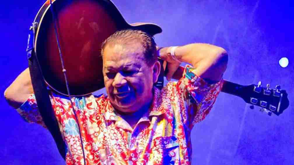 Músico paraense apresenta o gênero guitarrada em show, com destaque para a guitarra elétrica no centro da cena.