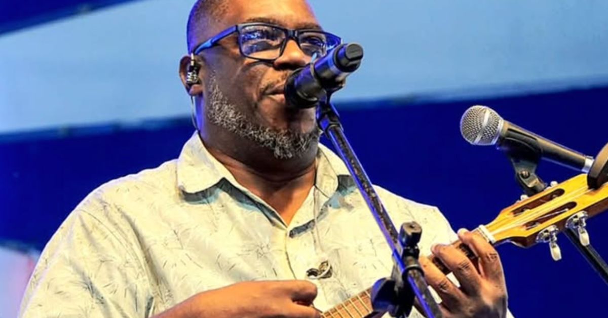 Gilsinho da Portela cantando e tocando cavaquinho em apresentação