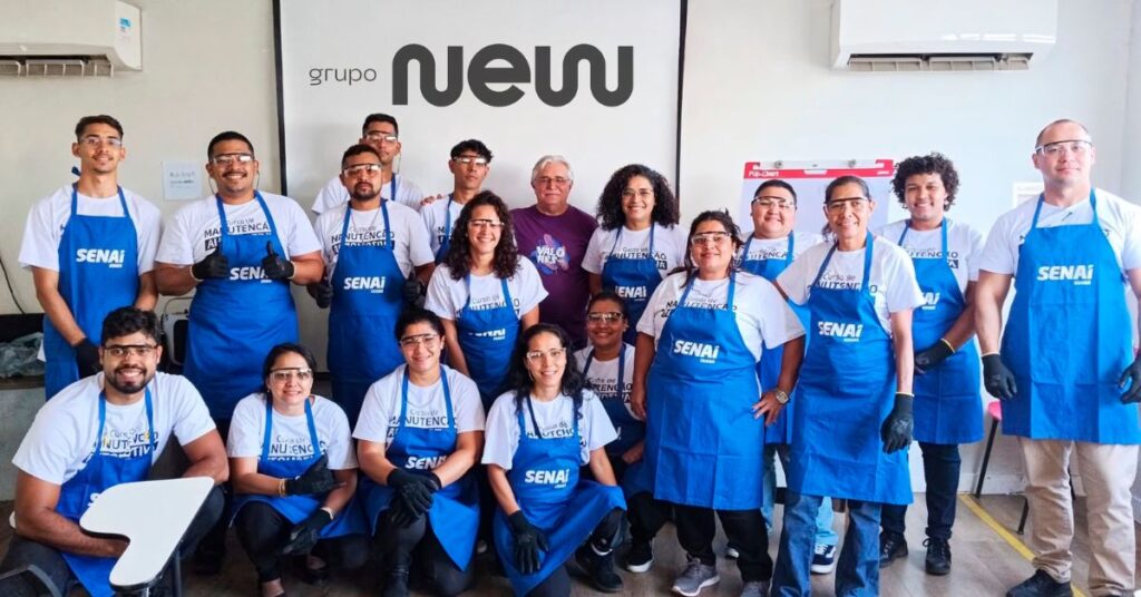 Registro oficial da primeira turma do curso de manutenção automotiva promovido pelo Grupo New em parceria com o SENAI. O grupo conta com homens e mulheres uniformizados, usando EPIs e reforçando o compromisso da empresa com capacitação e diversidade.