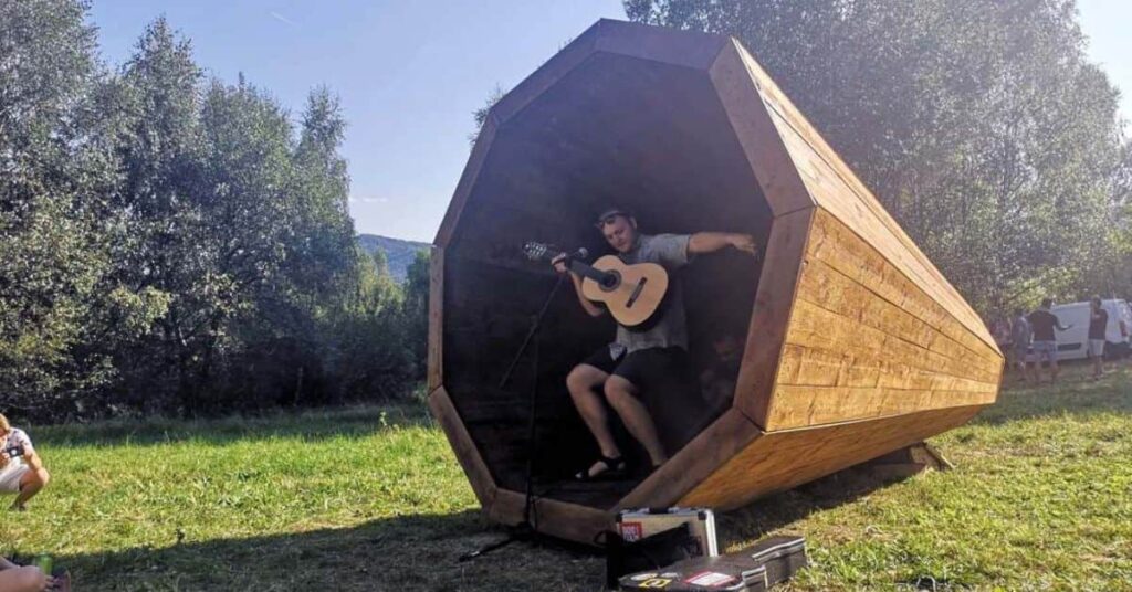 Megafone de madeira na Eslovênia em meio à floresta.