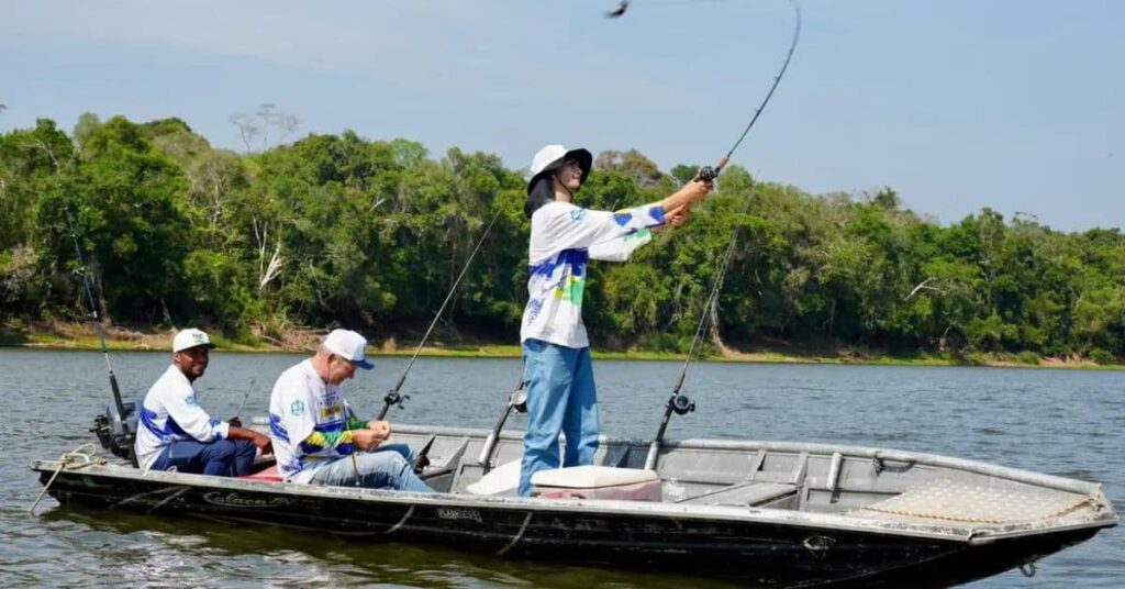 pescadores praticando pesca esportiva no Brasil em cenário natural