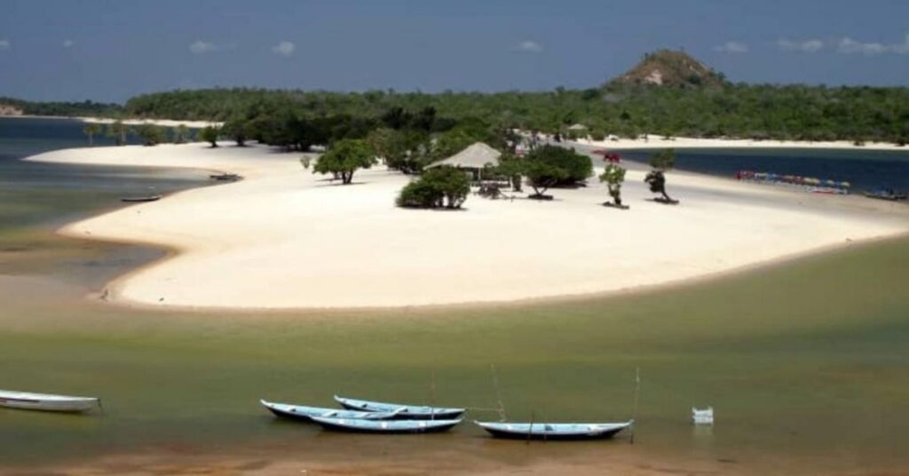 Praia Alter do Chão com areia branca e rio Tapajós na Amazônia
