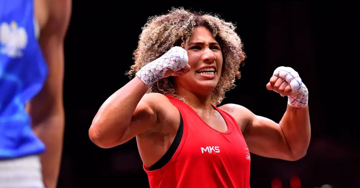 Rebeca Lima comemora título mundial de boxe em Liverpool