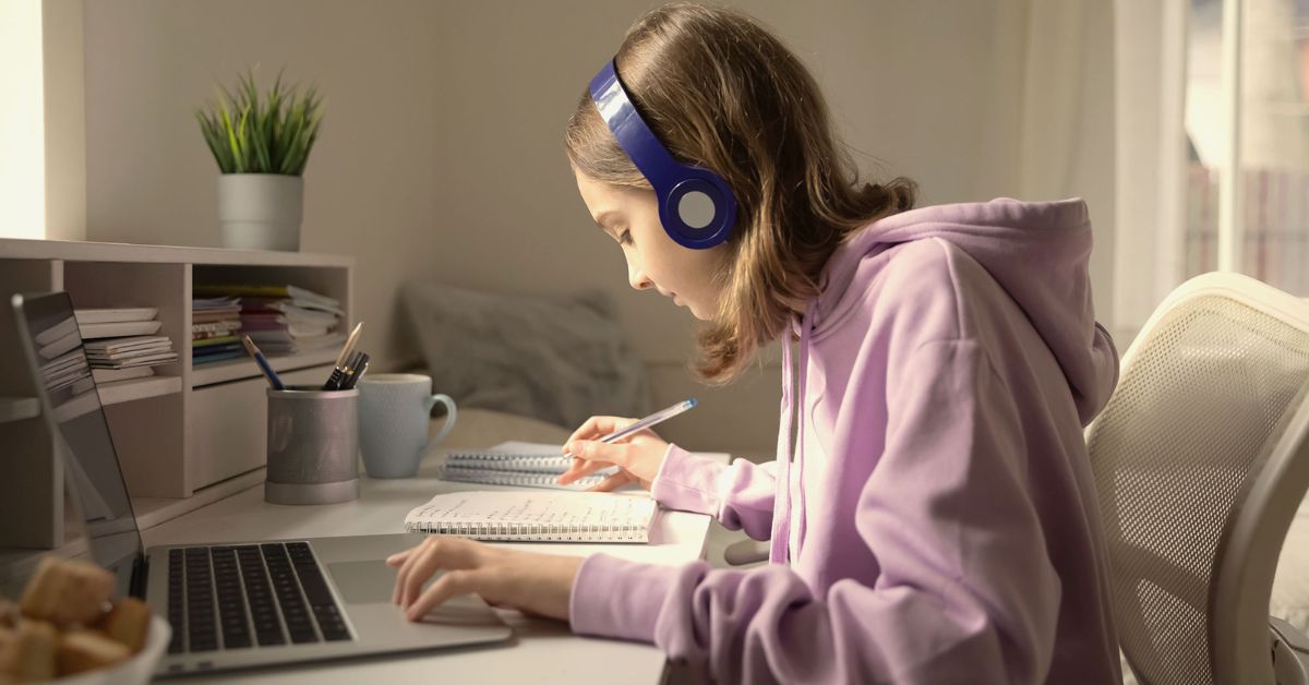 Estudante aplicando técnicas de estudo Harvard para melhorar foco e memória.