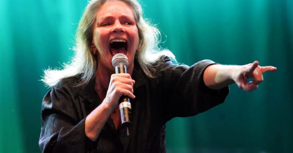 Retrato de Angela Ro Ro no palco, reforçando autenticidade e emoção da artista.