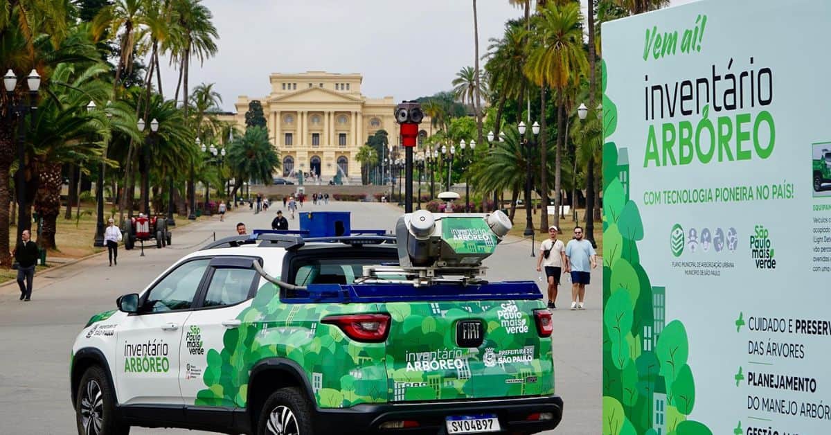 Carro equipado com sensores faz inventário de arborização urbana em São Paulo, no Parque da Independência.