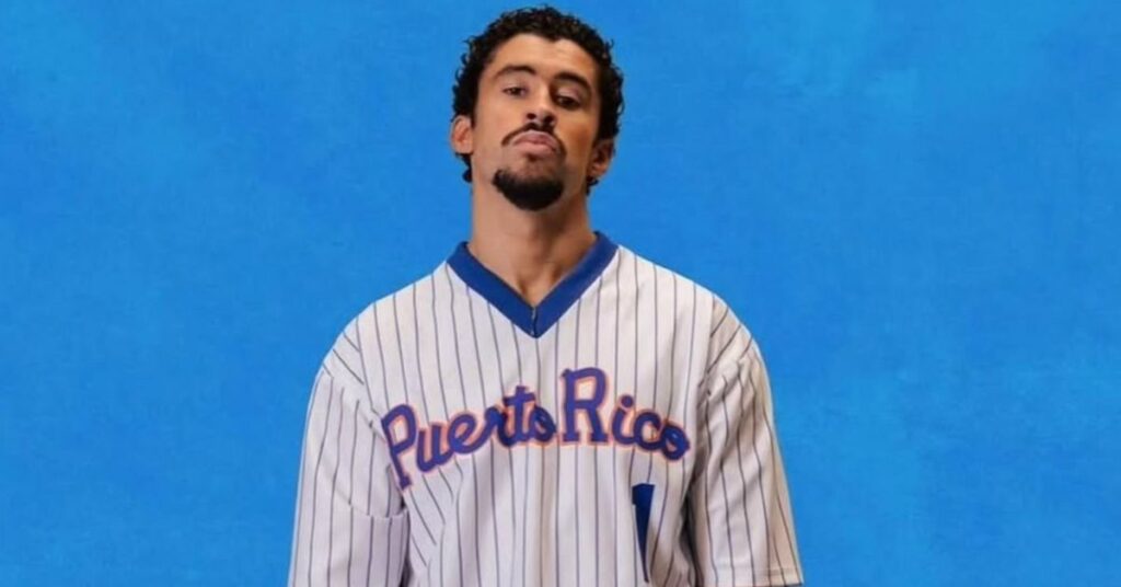 Bad Bunny com camisa de Puerto Rico em fundo azul