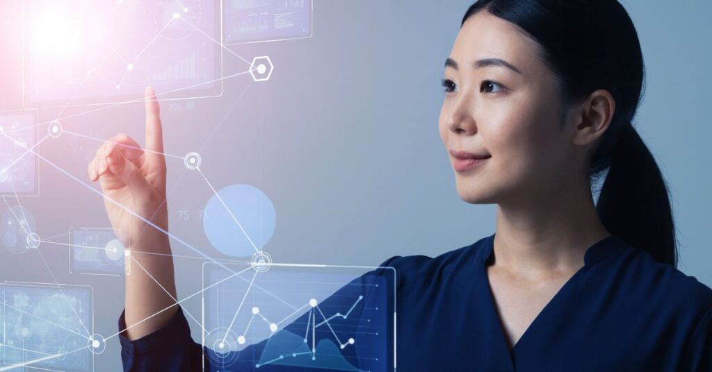 Mulher interagindo com projeções digitais em programa de capacitação feminina em IA