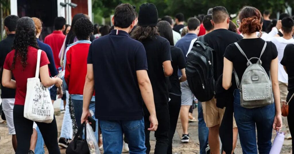Jovens participam da feira de empregabilidade 2025 em busca de oportunidades