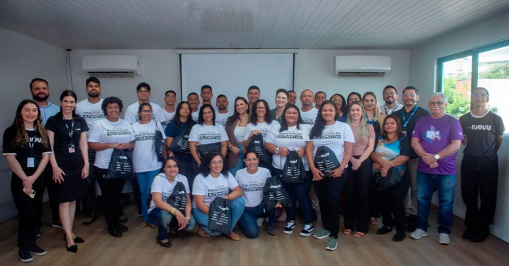 Alunos do Grupo New e SENAI em curso de manutenção automotiva gratuito com inclusão feminina em Fortaleza.