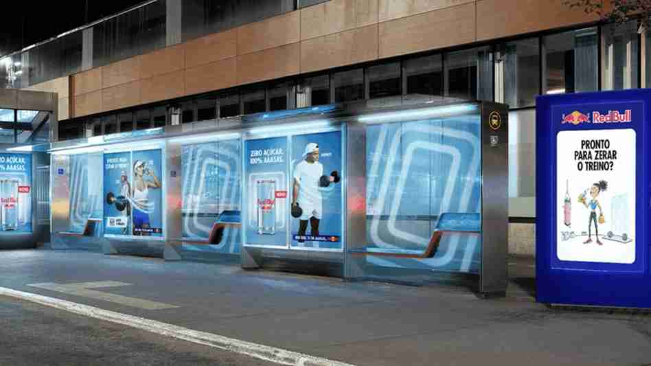 Ativação interativa do Red Bull na Av. Paulista com vending machine que libera latas de Red Bull Zero após desafio fitness.