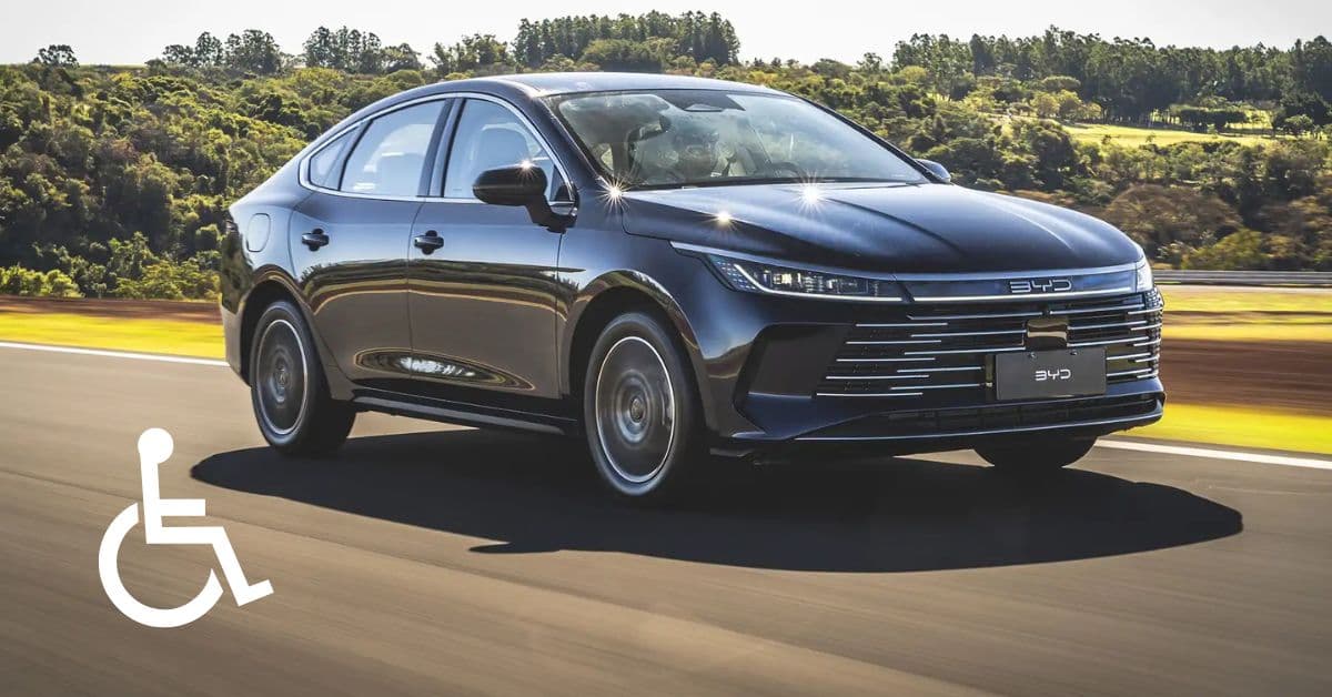 BYD King PCD rodando em estrada com símbolo de acessibilidade no canto da imagem