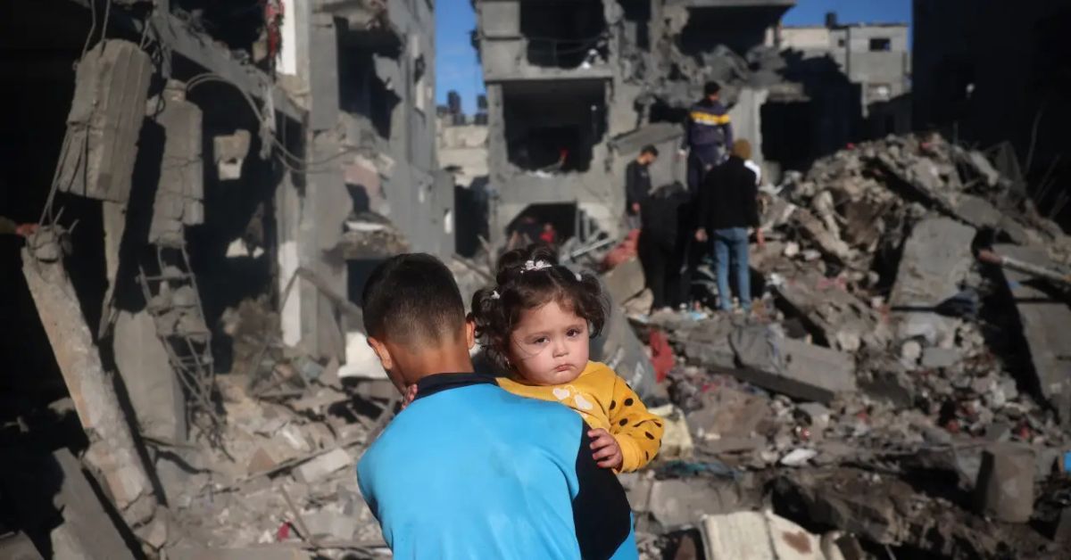 Crianças palestinas entre escombros após o cessar-fogo em Gaza