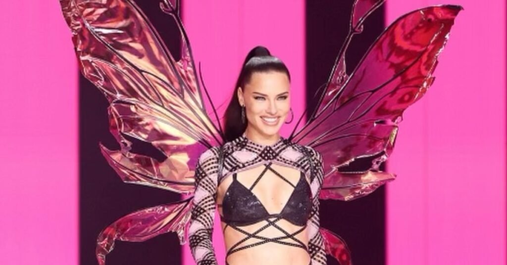 Adriana Lima desfila com asas metálicas no Desfile Victoria’s Secret 2025