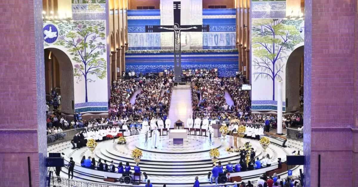 Missa no altar central do Santuário Nacional de Aparecida, com a nave repleta de fiéis no Dia de Nossa Senhora Aparecida.