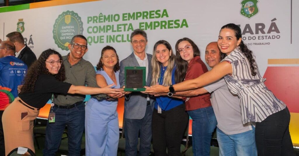 Equipe da Ecofor da Marquise Ambiental recebe prêmio por inclusão no trabalho no Ceará.