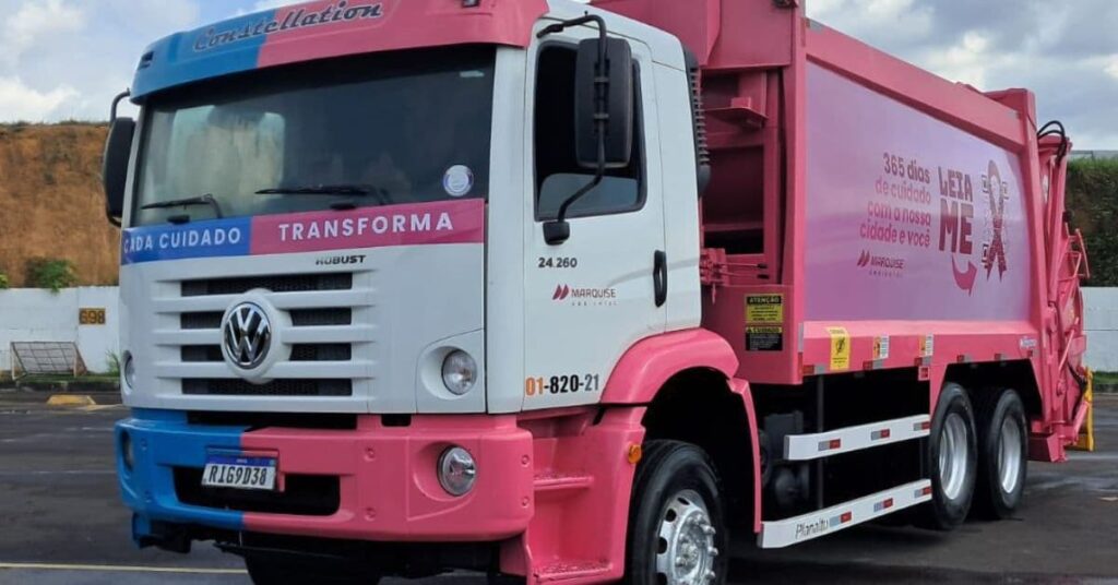 Caminhão da Marquise Ambiental adesivado com as cores da campanha Cores da Vida, que conecta saúde, meio ambiente e cidadania.